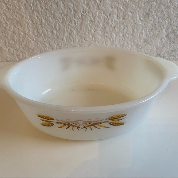 𝅺VINTAGE Anchor Hocking Fire King Wheat Milk Glass 1.5 qt. 8" Round Casserole - Picture 2 of 6